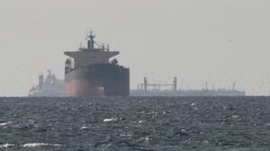 Иран не закрывал Ормузский пролив для судов, они сами не приходят из-за США — Аракчи