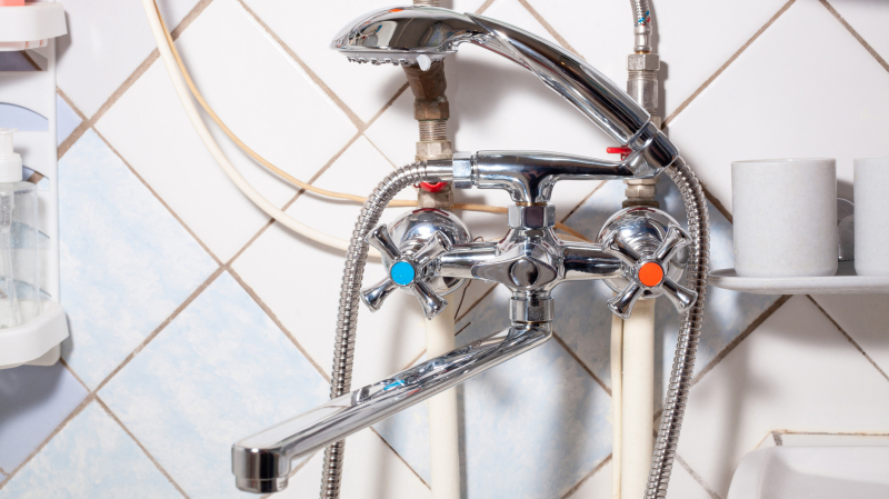 Почему в СССР горячий кран был справа, а теперь оказался слева?