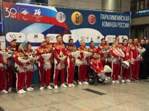 Прилетевших в Москву российских паралимпийцев тепло встретили в аэропорту
