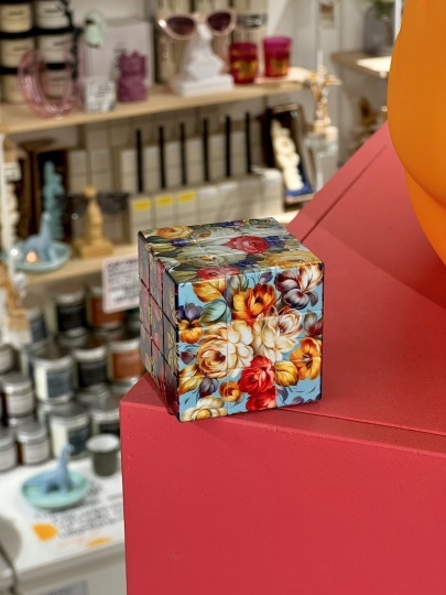 Свежее прочтение кубика Рубика в коллаборации Жостовской фабрики и Friend Function