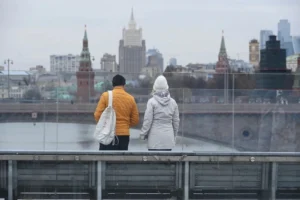 Женщина разбилась насмерть, упав с моста в центре Москвы