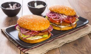 ТОП-5 рецептов сочных бургеров, которые легко приготовить дома