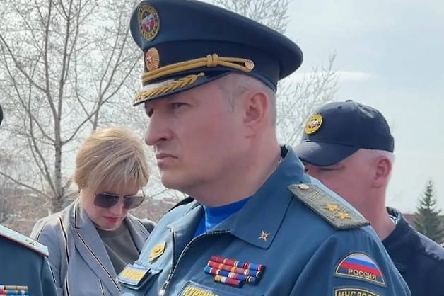 Глава МЧС вылетел в Туапсе для контроля тушения пожара на НПЗ