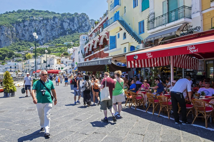 И незачем так орать: на Капри штрафуют и закрывают рестораны, зазывающие туристов