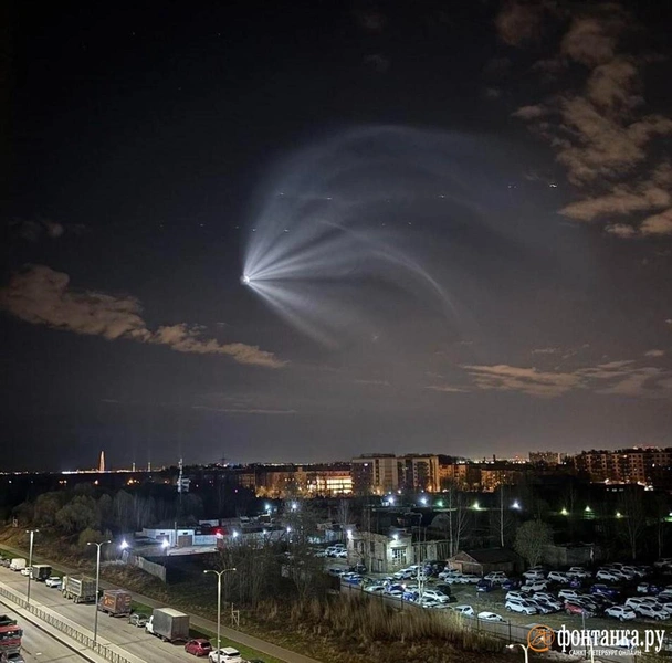 В небе над Петербургом заметили светящуюся «медузу» — что это было?