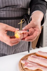 Как засолить сало в луковой шелухе