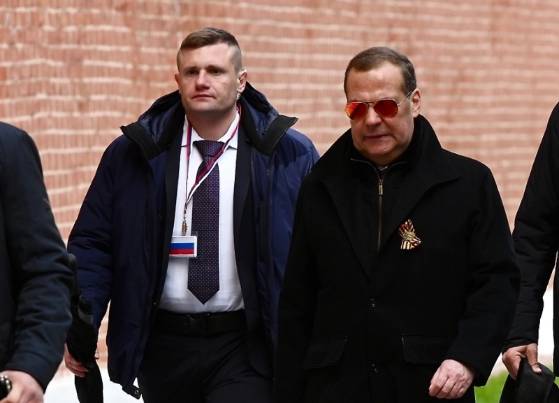 Медведев призвал привести в боеготовность войска на западных границах