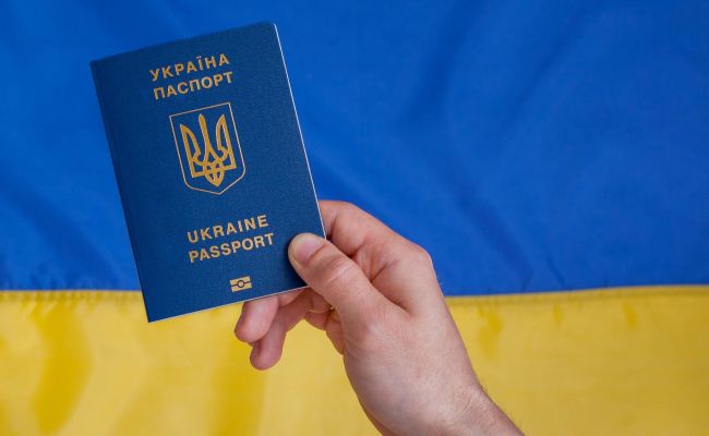 Правительство Украины отменяет ограничения на выезд для всех женщин