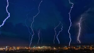 Россиянам назвали правила выживания при встрече с шаровой молнией