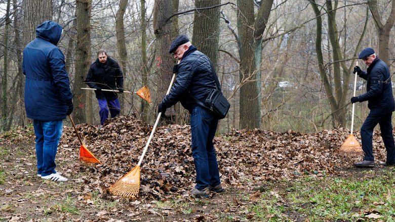 В Купчинском сквере Санкт-Петербурга прошел субботник