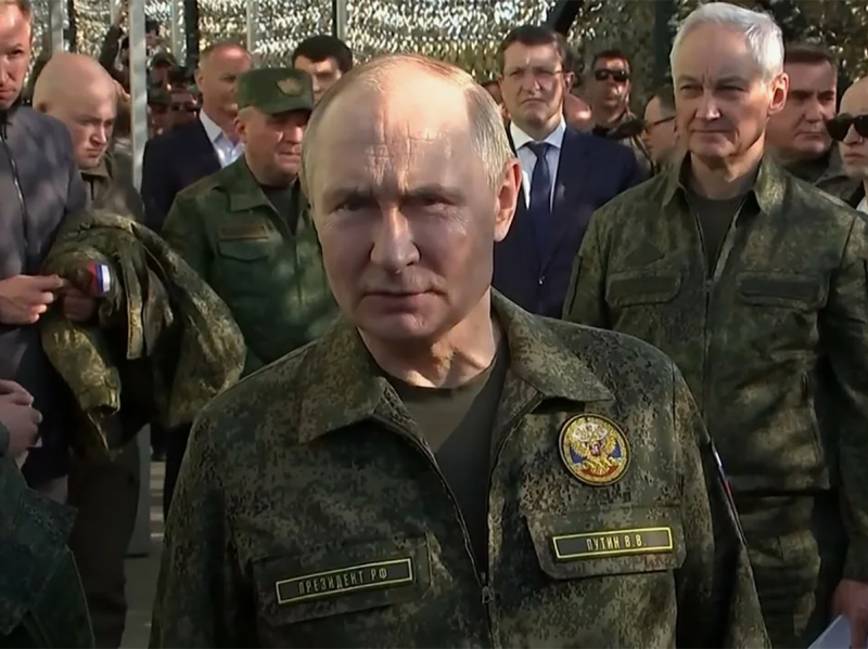 Bloomberg: Минфин и ЦБ РФ сообщили Путину о необходимости сократить военные расходы