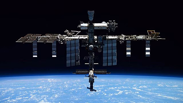 Три космонавта с борта МКС поздравили соотечественников с Днем России