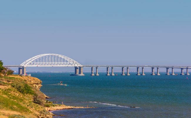 Крымский мост обложили очередями: жители полуострова рванули за бензином?