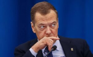 Медведев напомнил Пашиняну, чем закончилась извилистая дорожка для Троцкого
