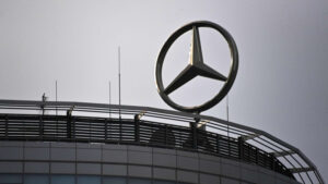 Риск возгорания: концерн отзывает более 131 тысячи грузовиков Mercedes-Benz