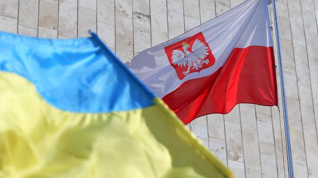 Зеленский пообещал Варшаве открыть архивы о Волынской резне