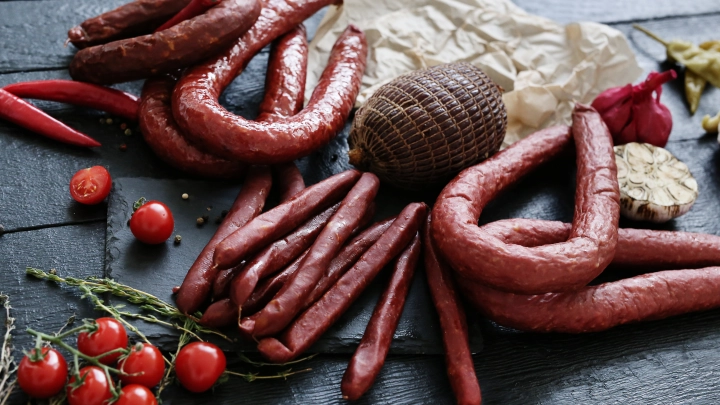 Есть ли мясо в колбасе? Какую букву искать и что такое «мясо» по ГОСТу