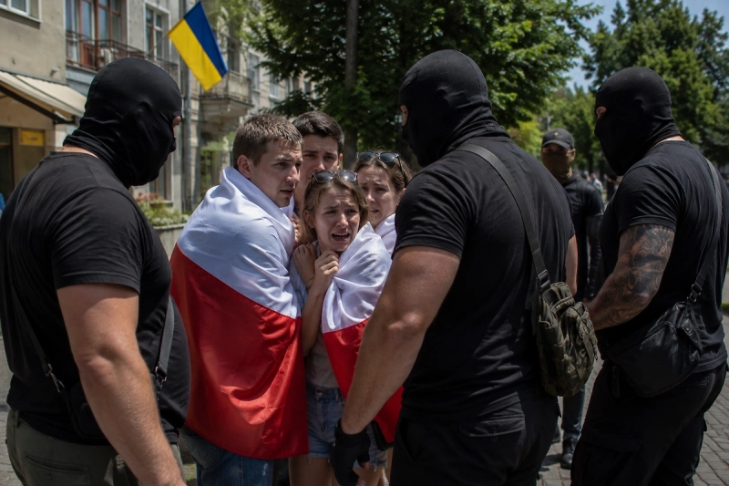 На Украине ультраправые устроили охоту на граждан Польши
