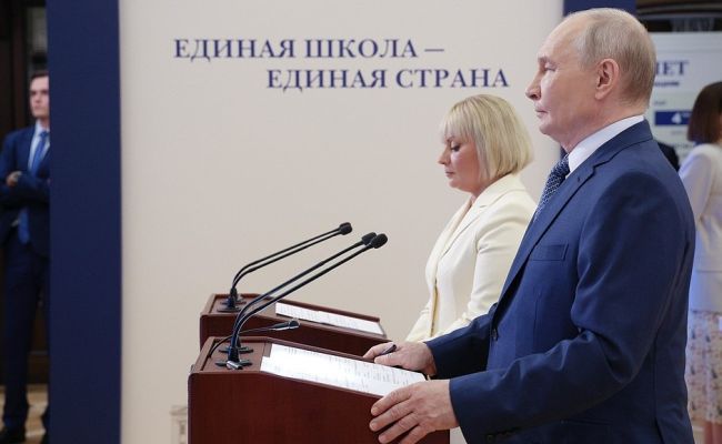 Президент Путин по видеосвязи открыл новые школы в пяти российских регионах