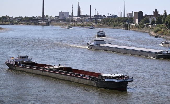 Воды Рейна разделились надвое: грузы приходится везти фурами