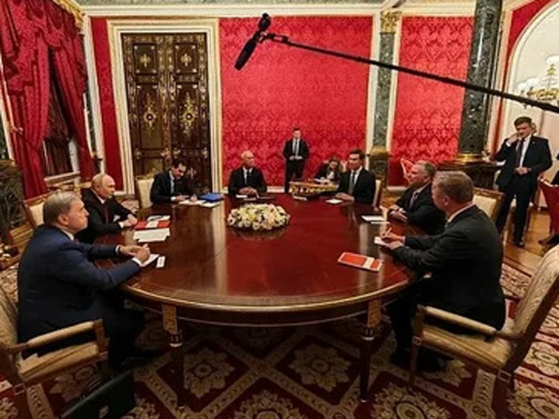 «Красная папка» и разговор о мире: раскрыты детали трехчасовых переговоров Путина с Уиткоффом и Кушнером в Кремле