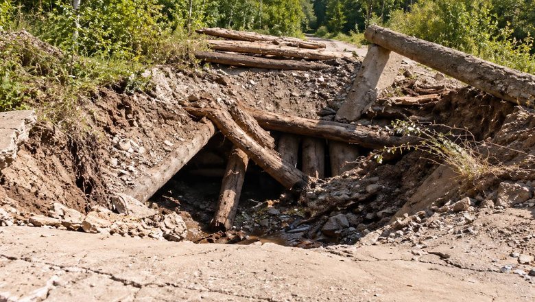 В Приморском крае обрушился мост из-за проезда по нему лесовоза