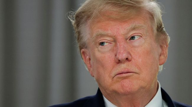 Трамп заявил, что «глупые люди» просили его ввести санкции против России